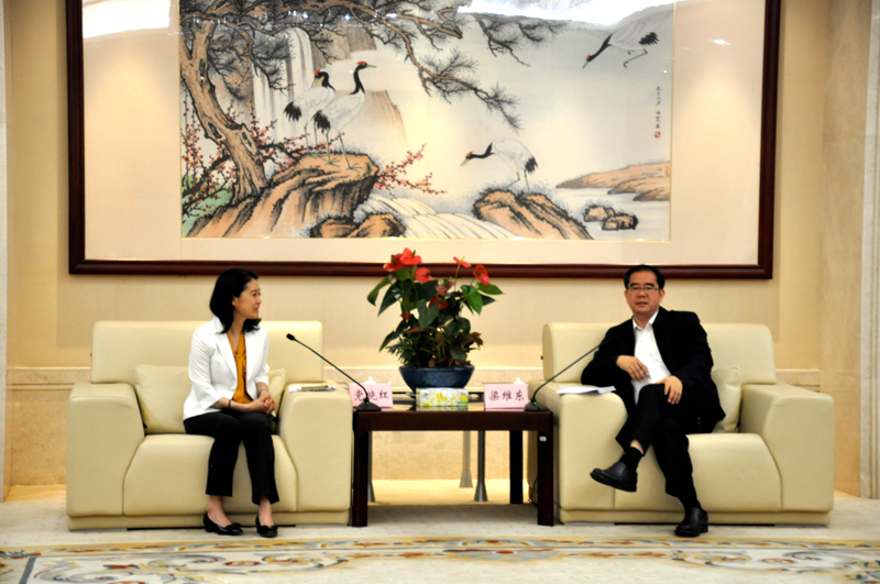 市行政办事中心二楼接待室会见了海关总署口岸监管司副司长党晓红一行