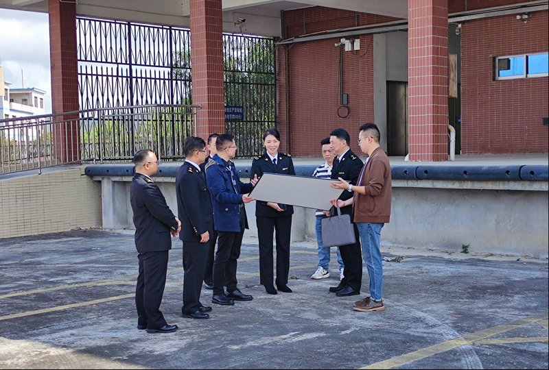 240206黄埔海关谢玉茹副关长率队到凤岗口岸调研简讯插图.jpeg