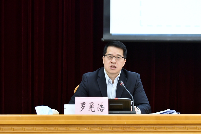 会上,东莞市商务局局长蔡康通报了前三季度全市外贸运行情况.